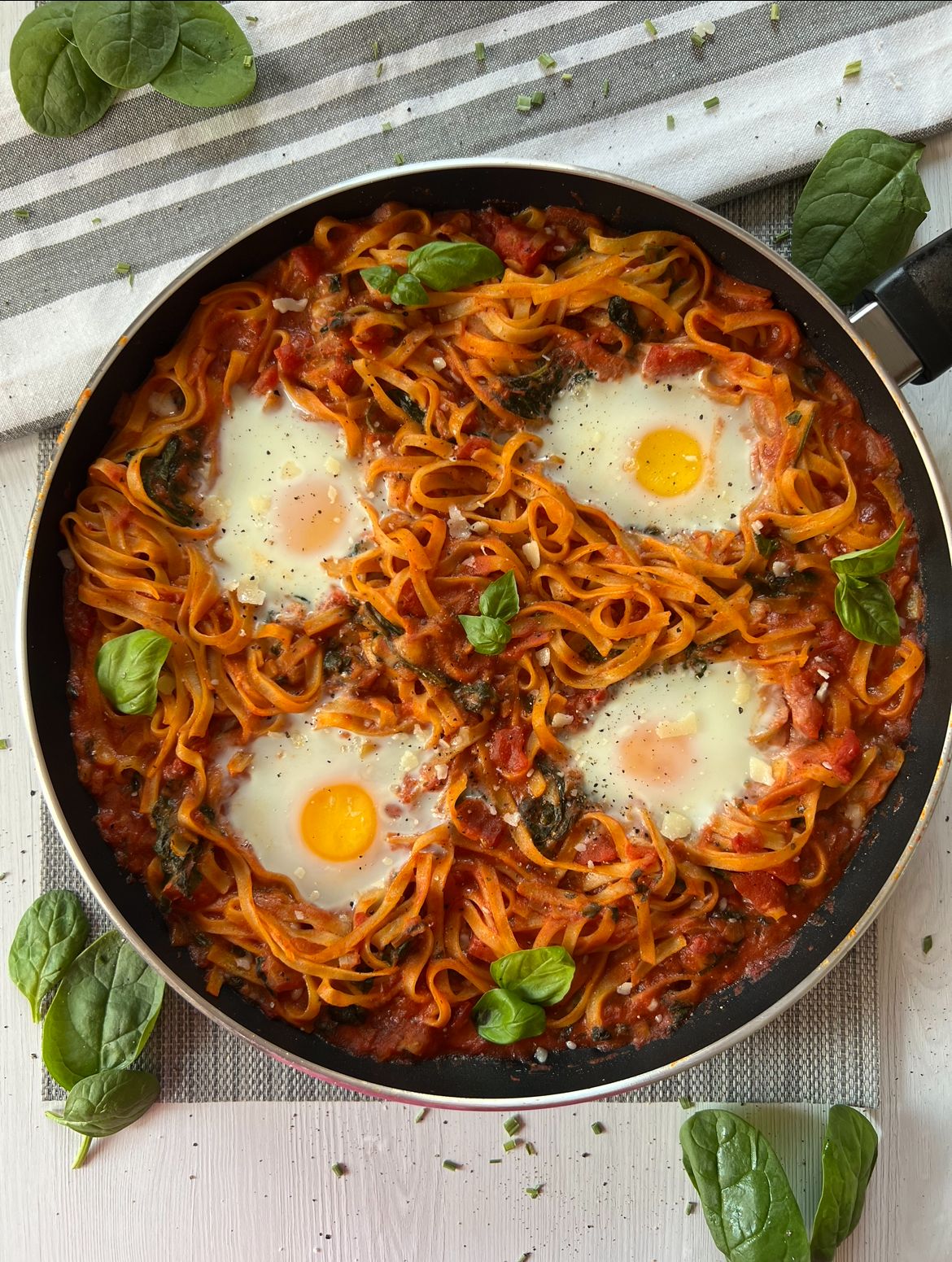 Tagliatelle Pfanne mit Spinat und Eiern